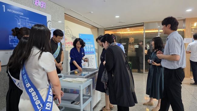 본청 1층 로비에서 진행되고 있는 '부패는 녹이고, 청렴 의지는 굳히는 아이스크림 데이' 행사 모습. ⓒ 경북교육청