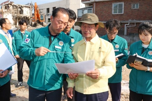 정인화 시장이 광양항 배후도로 확포장공사 현장을 비롯한 사업장 5개소를 방문해 현장을 점검하고 있다. ⓒ 광양시