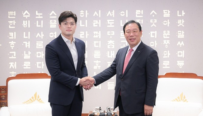 김용태 국민의힘 비상대책위원장은 25일 세종시청을 방문해 최민호 세종시장을 만나 해양수산부의 부산 이전 추진에 대해 논의 후 기념촬영을 하고 있다. ⓒ 세종시