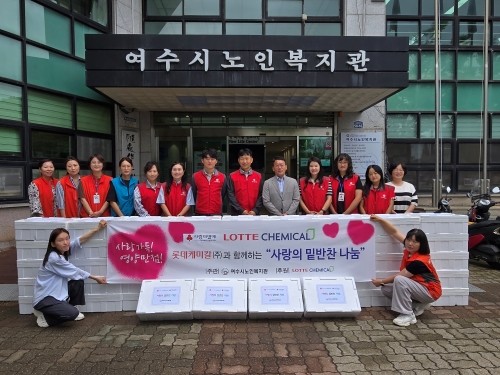 지역 내 독거어르신 50세대를 대상으로 '사랑의 밑반찬' 나눔 활동을 펼쳤다. ⓒ 롯데케미칼(주)