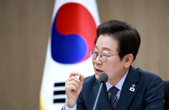 이 대통령은 26일 국회 시정연설을 마친 후 용산 대통령실 앞 대구탕집을 찾아 시민들과 대화를 나눴다. ⓒ 연합뉴스