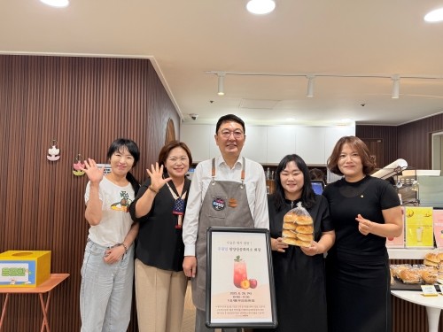우광일 광양상공회의소 회장(가운데)이 드림카페 커뮤니티센터점에서 '오늘은 내가 점장'으로 봉사하고 있다. ⓒ 광양상의