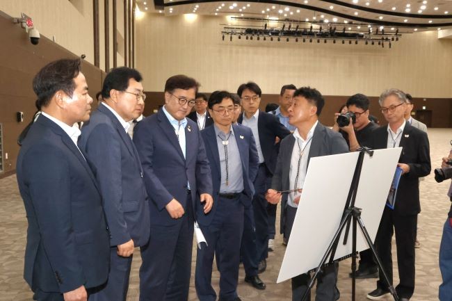 우원식 국회의장이 2025 APEC 정상회의 개최 준비상황에 대해 설명을 듣고 있다. ⓒ 경주시