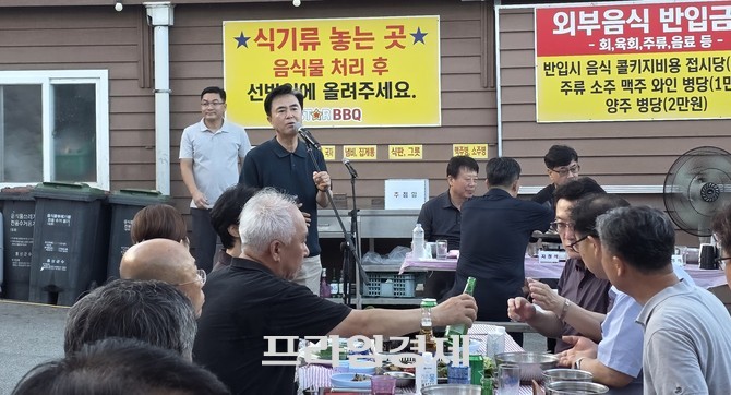 지난 30일 도청 출입기자단과 함께한 '화합의 한마당' 저녁 만찬에서 경품 추첨에 앞서 김태흠 지사는 "앞으로 이런 자리를 자주 마련해 소통과 친목을 강화하겠다"고 말했다. ⓒ 프라임경제