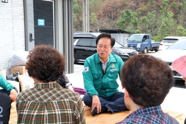 주민들과 현장 소통을 하며 애로사항을 청취하고 있는 권기창 시장. ⓒ 안동시