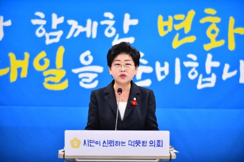 백인숙 여수시의회의장이 '제8대 여수시의회 후반기 출범 1주년 기자간담회'를 하고 있다. ⓒ 여수시의회