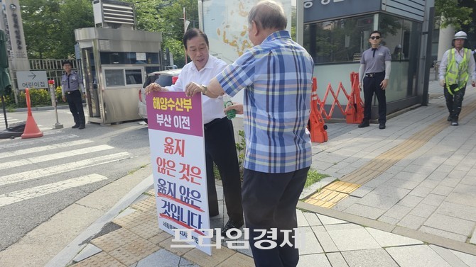 최민호 세종시장이 3일 정부세종청사 해양수산부 앞에서 '해수부 부산 이전 반대'를 촉구하는 1인 시위에 한 시민이 최 시장에게 음료수를 건네고 있다. ⓒ 프라임경제