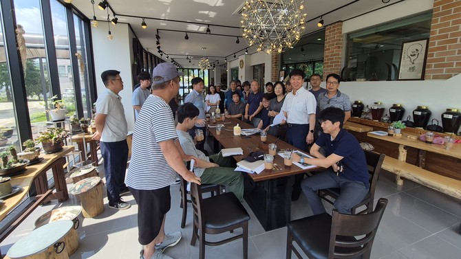 지난 3일 금남면 성덕·영곡리 일대를 방문해 마을안길 통행 문제로 갈등을 겪고 있는 주민들의 현장의 목소리를 청취하고 있다. ⓒ 의회사무국