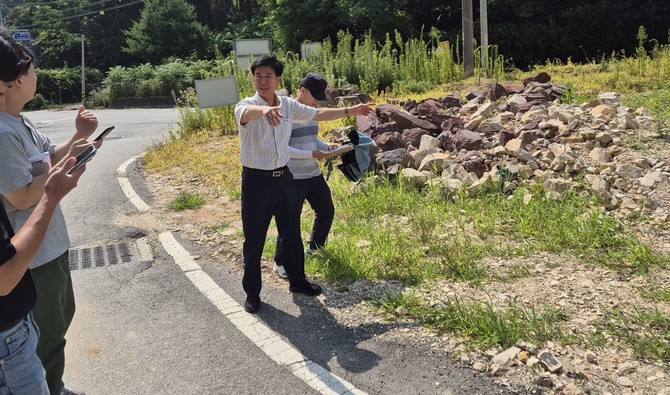 지난 3일 금남면 성덕·영곡리 일대를 방문해 마을안길 통행 문제로 갈등을 겪고 있는 주민들의 현장의 목소리를 청취하고 있다. ⓒ 의회사무국
