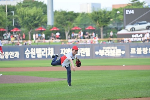 정기명 여수시장이 지난 3일 KIA 타이거즈와 SSG 경기가 열린 광주 기아챔피언스필드에서 시구하고 있다. ⓒ 여수시