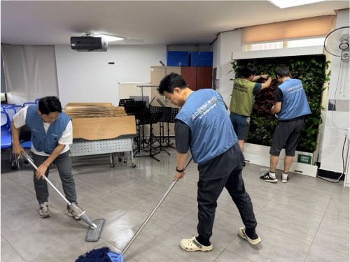 광양제철소 에너지부 '아사모봉사단'이 광양 광영동 늘사랑지역아동센터에서 환경개선활동을 진행하고 있다. ⓒ 광양제철소