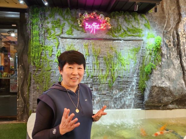 박명선 대표가 필리핀 다바오 정착 당시를 설명하고 있다. ⓒ 뷔페52