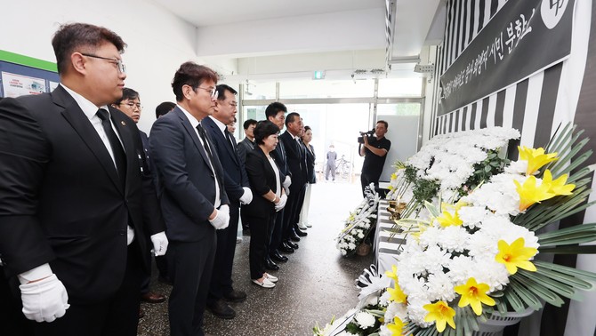 충북도의회 의원들이 오송 지하차도 참사 2주기를 맞아 9일 청주시 임시청사에 마련된 시민분향소를 찾아 희생자들을 추모하고 있다. ⓒ 의회사무국
