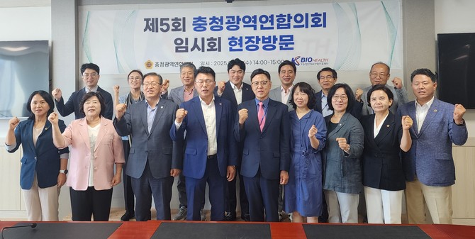 충북도의회 의원들이 지난 9일 제5회 임시회 기간 중 청남대, 오송첨단의료산업진흥재단, 오송선하마루를 차례로 방문한 후 기념촬영을 하고 있다. ⓒ 의회사무국