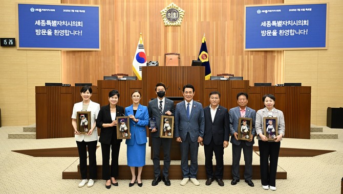 10일 제주특별자치도의회 방문단과 차담을 갖고, 양 의회 간 우호 증진과 정책 교류 강화를 위한 의견 후 기념촬영을 하고 있다. ⓒ 의회사무국