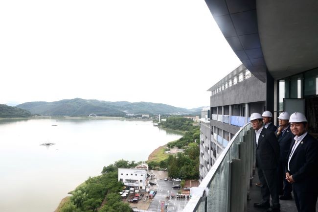 김민석 국무총리가 2025 APEC 정상회의 현장을 찾아 숙박시설 준비상황을 점검하고 있다. ⓒ 경북도