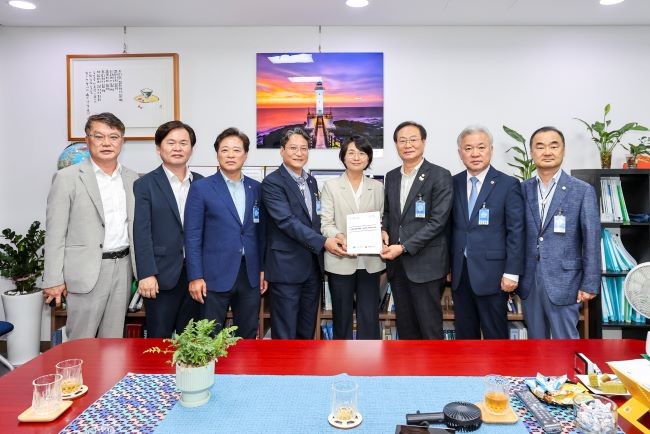 경북도의회 산불대책특별위원회는 16일 국회를 방문해 임미애 산불피해지원대책특위 법안심사소위원장과 이만희, 김형동, 임종득, 이달희 특위 위원과 간담회를 갖고 산불 피해보상 및 지원 특별법 제정을 위한 국회 및 중앙정부 차원의 적극적인 협력을 요청했다. ⓒ 경북도의회