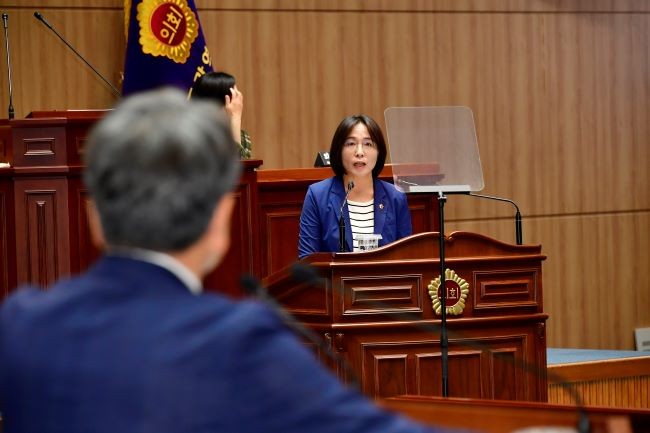 ◯ 광주광역시의회 이귀순 의원이 16일 열린 제334회 임시회에서 강기정 시장을 대상으로 시정 질문을 하고 있다. ⓒ 광주광역시의회