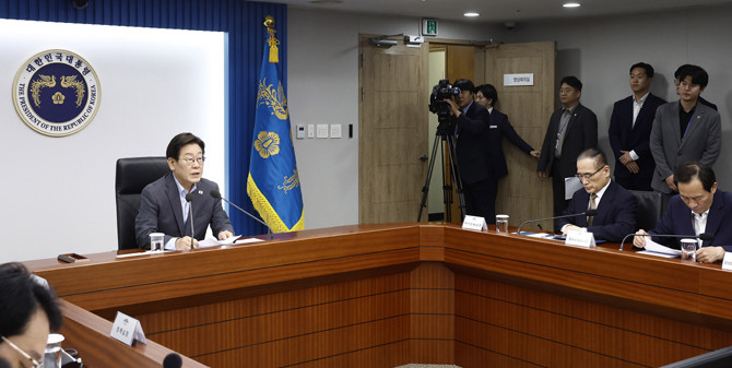 이 대통령은 17일 용산 대통령실에서 주재한 수보회의에서 산업재해 사망율을 줄여나가야 한다고 했다. ⓒ 연합뉴스