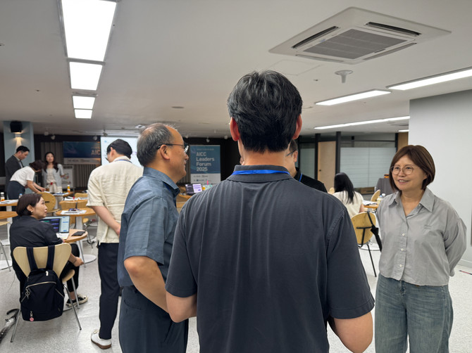 행사장은 AICC 기술에 대한 기대감이 교차하는 분위기 속에서 끊임없는 기업간 교류가 이어졌다. = 김주환 기자