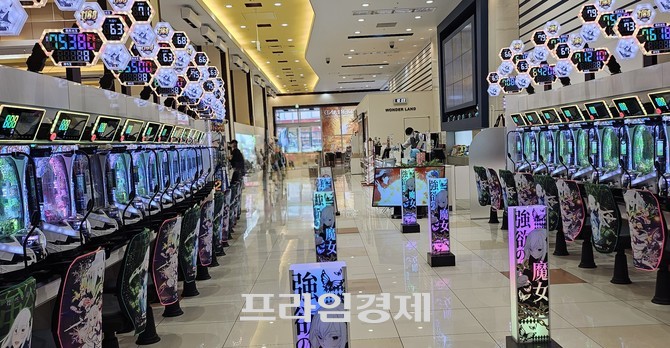 일본의 한 파칭코 홀 내부. 밝고 현대적인 공간에 각종 파칭코 머신과 홍보 부스가 일렬로 배치돼 있다. ⓒ 프라임경제