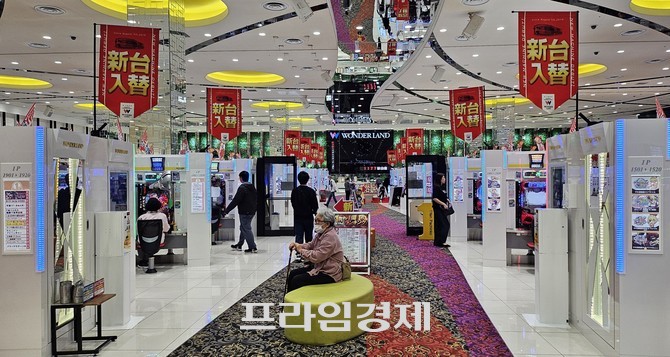 일본의 한 파칭코(Pachinko) 홀 중앙에 노년층 고객이 조용히 앉아 쉬고 있다. ⓒ 프라임경제