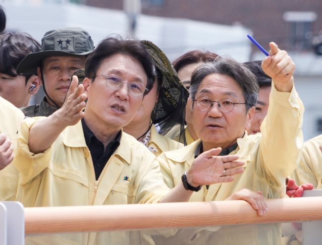 강기정 광주광역시장이 20일 오전 김민석 국무총리와 폭우 침수 피해 지역인 북구 신안교 일대를 돌며 피해 현장을 살펴보고 있다. ⓒ 광주광역시