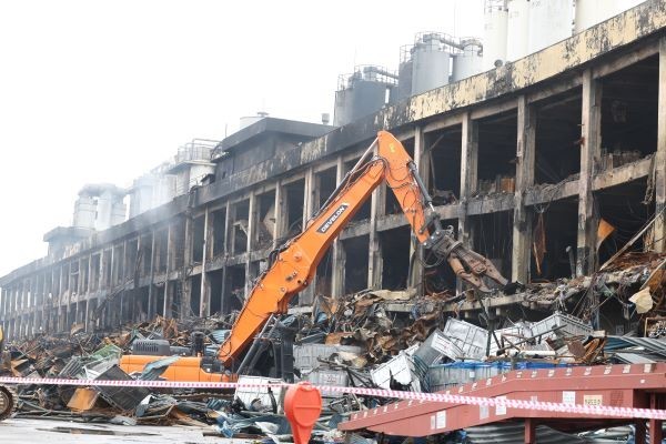 지난 5월 20일 오후 광주 광산구 금호타이어 광주공장에서 불이 난 건물을 철거하기 위한 준비 작업이 이뤄지고 있다. ⓒ 연합뉴스