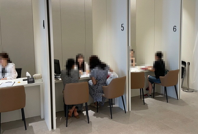 견본주택 내부에 마련된 상담석에서 분양 관련 상담이 진행 중이다. = 박선린 기자