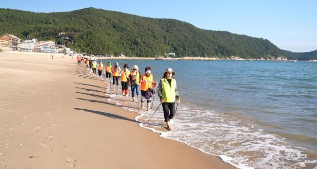 완도군은 7월 26일부터 8월 24일까지 신지 명사십리 해변에서 ‘맨발 노르딕워킹 프로그램’을 운영한다. ⓒ 완도군