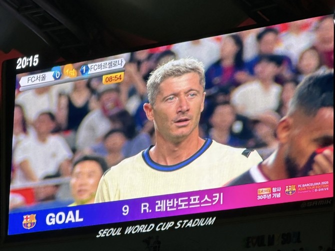 로베르트 레반도프스키 선수가 전광판에 나오고 있는 모습. = 임채린 기자