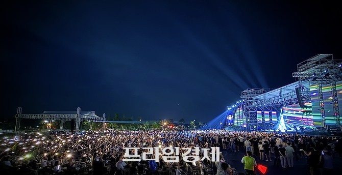 지난 1일부터 2일까지 이틀간 대천해수욕장 머드엑스포광장에서 열린 '2025 K-힙합 페스티벌, 국내 인기 힙합 아티스트들이 대거 출연해 화려한 무대를 선보이고 있다. ⓒ 프라임경제