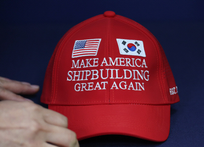 대통령실이 지난 3일 공개한 '마스가(MASGA·Make American Shipbuilding Great Again)' 모자. 마스가는 이번 한미 관세협상 때 조선 분야 협력 내용을 압축적으로 전달하기 위해 산업통상자원부가 만든 슬로건으로, 한국협상단은 이 모자와 대형 패널 등을 준비했다. ⓒ 연합뉴스
