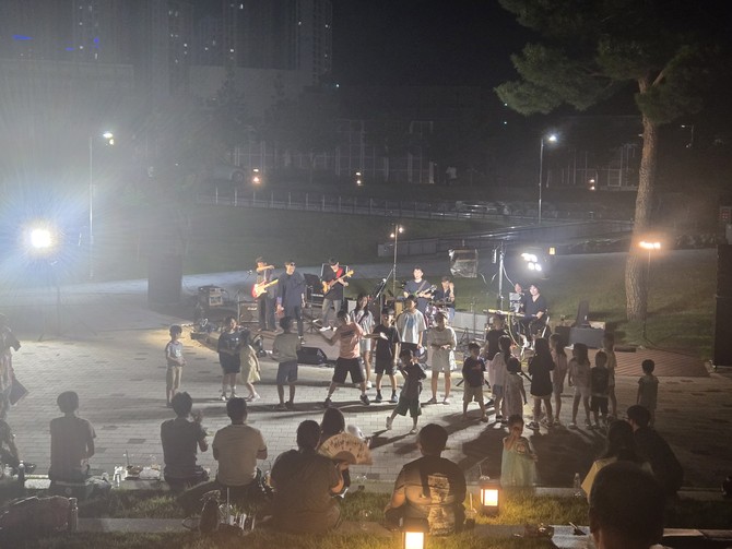 시민들의 적극적인 참여로 공연의 흥을 돋우고 있다. = 나영혜 기자