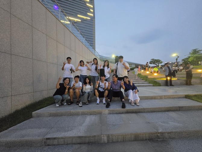 김천 율곡고등학교 밴드 '도시락' 맴버들과 함께 기념촬영을 하고 있다. = 나영혜 기자