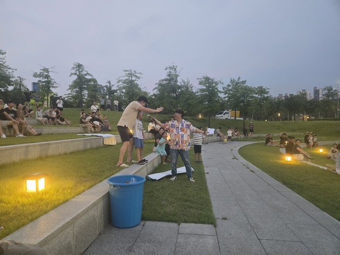행사에 시민참여 시간을 가지며 즐거운 시간을 보내고 있다. = 나영혜 기자
