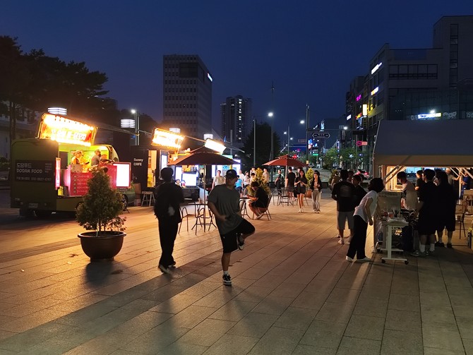 한국전력기술 앞에 펼쳐진 농특산물 전시판매대와 푸드트럭이 시민들의 발길을 이끌었다. = 나영혜 기자