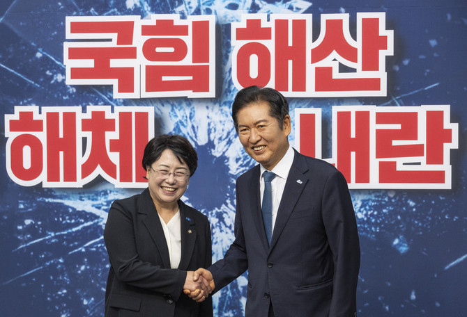 김선민 조국혁신당 대표 권한대행과 정청래 더불어민주당 대표가 5일 국회에서 만나 악수하고 있다. © 연합뉴스