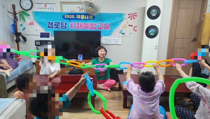 경로당 어르신들 '특별한 여름나기 치매예방교실' 운영. ⓒ 통영시
