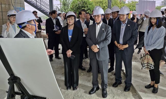 김민석 국무총리(앞줄 오른쪽에서 세 번째), 주낙영 경주시장(앞줄 오른쪽에서 두 번째), 김진아 외교부 2차관(앞줄 오른쪽 첫 번째)이 6일 경주 동국대병원 VIP 병동 개보수 현장을 찾아 관계자의 설명을 듣고 있다. ⓒ 경주시