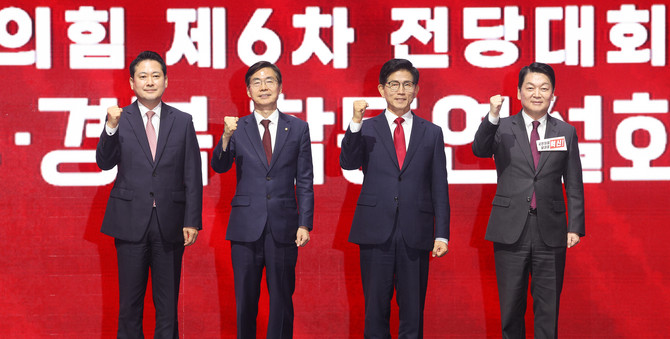 국민의힘 당권 주자들이 당내 극우화 논란과 비상계엄 옹호, 윤석열 전 대통령 복당 등의 문제를 두고 양쪽으로 갈라서는 모습을 보였다. ⓒ 연합뉴스