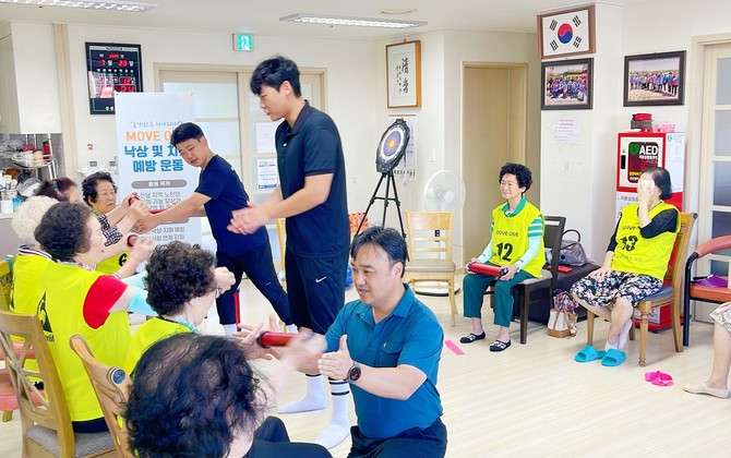 국립목포대 체육관 이승재 교수와 학생들이 경로당을 방문해 어르신들의 몸과 마음을 어루만져 주고 있다. ⓒ 국립목포대