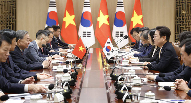 이 대통령과 럼 베트남 서기장은 글로벌 책임강국을 지향하는 대한민국과 2045년 고속득 선진국 진입을 추구하는 베트남 간의 협력이 그 어느 때보다 주요하다는 데 의견을 함꼐 했다. ⓒ 연합뉴스