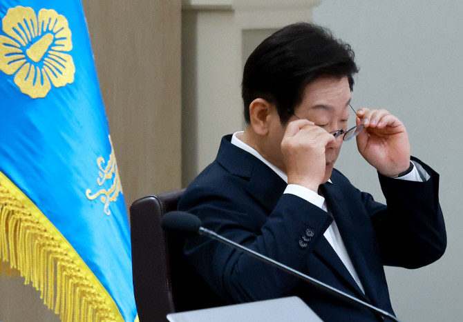 이재명 대통령이 11일 서울 용산 대통령실 청사에서 열린 임시 국무회의에서 개회 선언 뒤 의안 심의에 앞서 안경을 바꿔 쓰고 있다. ⓒ 연합뉴스