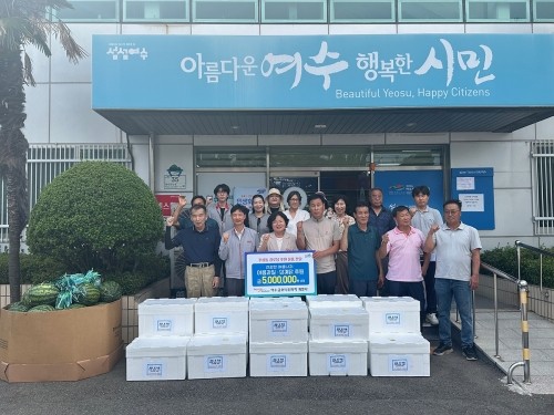 금호석유화학 계열사 관계자들이 주삼동 경로당 어르신들의 건강한 여름나기를 위해 500만원 상당의 음식을 후원했다. ⓒ 여수시