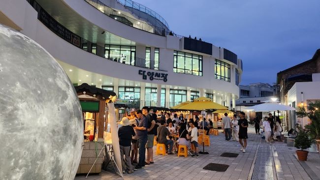 지난달 26일 담양군 담양읍 다미담길 일대에서 열린 '쓰담쓰담 야시장'에 무더위 속에서도 3000여명이 방문하는 등 성황을 이뤘다. ⓒ 담양군