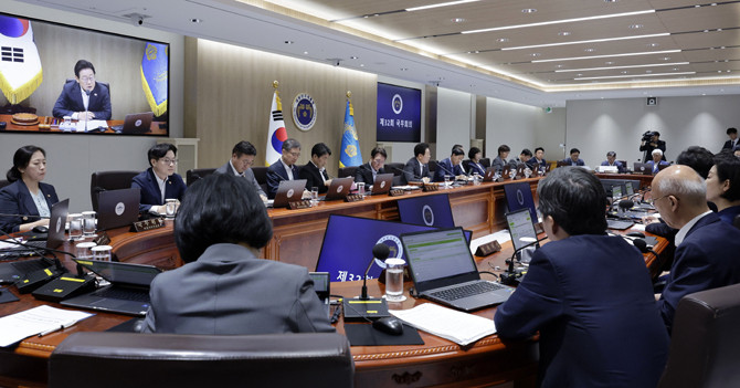 이 대통령은 12일 용산 대통령실에서 주재한 국무회의에서 산재 사고에 대해 법 개정을 해서라도 사고를 줄여야 한다고 강조했다. ⓒ 연합뉴스