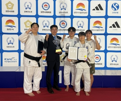 순천시청 유도팀 (신지영, 김양호 감독, 김지정, 양서우, 박다솔 왼쪽부터)이 '2025 김천컵 전국유도대회'에서 단체전 금메달을 수상하고, 기념사진을 촬영하고 있다. ⓒ 순천시