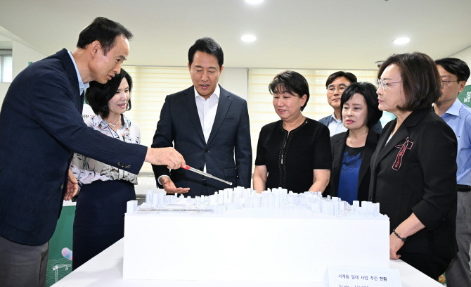 오세훈 서울시장이 지난 12일 용산꿈나무종합타운에서 열린 정비사업 아카데미에서 서계동 일대 사업 추진계획 브리핑을 청취하고 있다. © 서울시