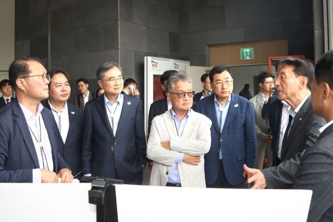 지난 13일 경주화백컨벤션센터(HICO)에서 열린 APEC 정상회의 준비 현장 점검에서 조현 외교부 장관이 김석기 국회 외통위원장의 설명을 듣고 있다. ⓒ 경주시
